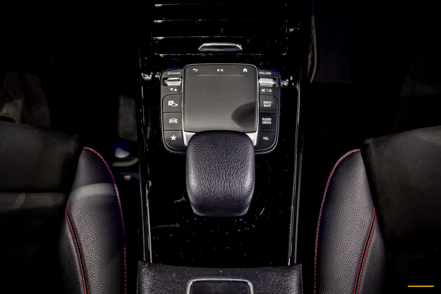 Mercedes-Benz A-Klasse 180 Premium Plus|Pano|AMGline|Cam|1eig