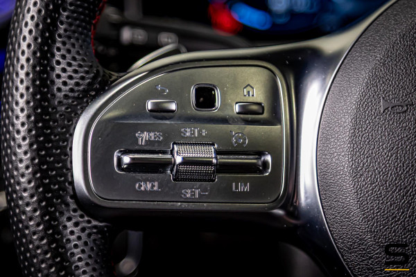 Mercedes-Benz A-Klasse 180 Premium Plus|Pano|AMGline|Cam|1eig