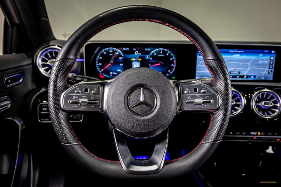 Mercedes-Benz A-Klasse 180 Premium Plus|Pano|AMGline|Cam|1eig