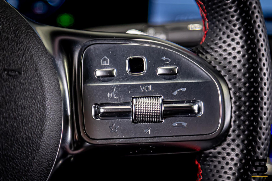 Mercedes-Benz A-Klasse 180 Premium Plus|Pano|AMGline|Cam|1eig