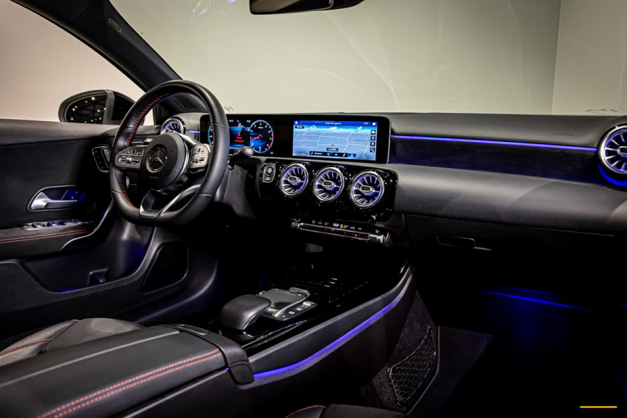 Mercedes-Benz A-Klasse 180 Premium Plus|Pano|AMGline|Cam|1eig