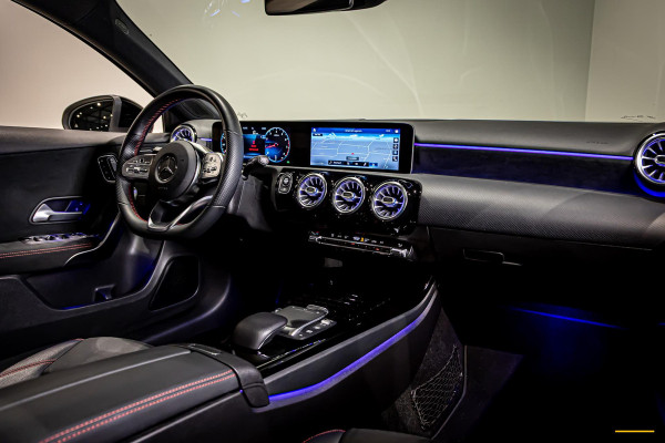 Mercedes-Benz A-Klasse 180 Premium Plus|Pano|AMGline|Cam|1eig