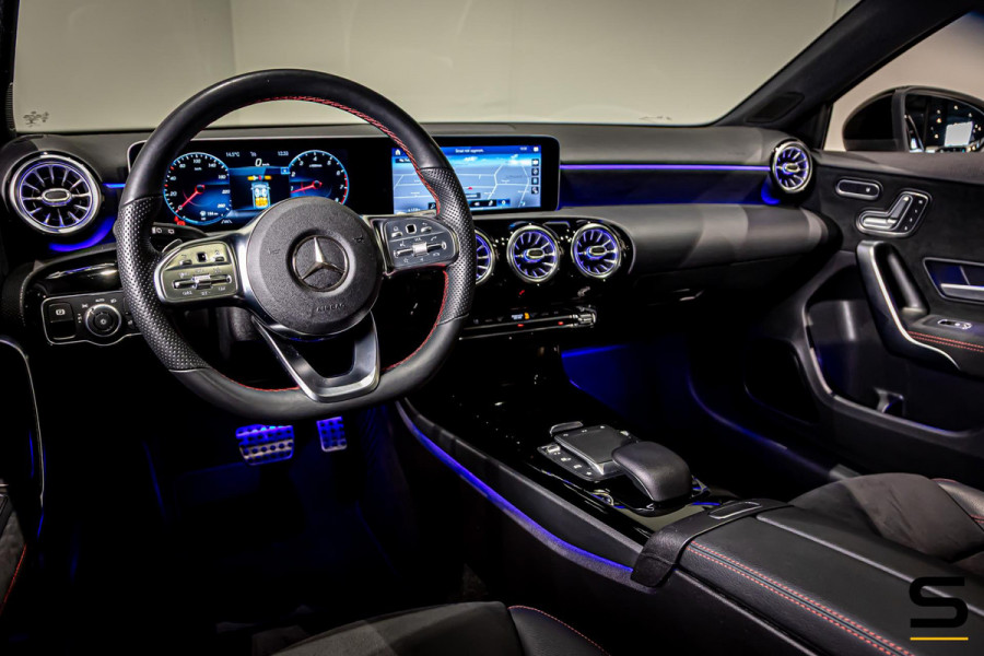 Mercedes-Benz A-Klasse 180 Premium Plus|Pano|AMGline|Cam|1eig