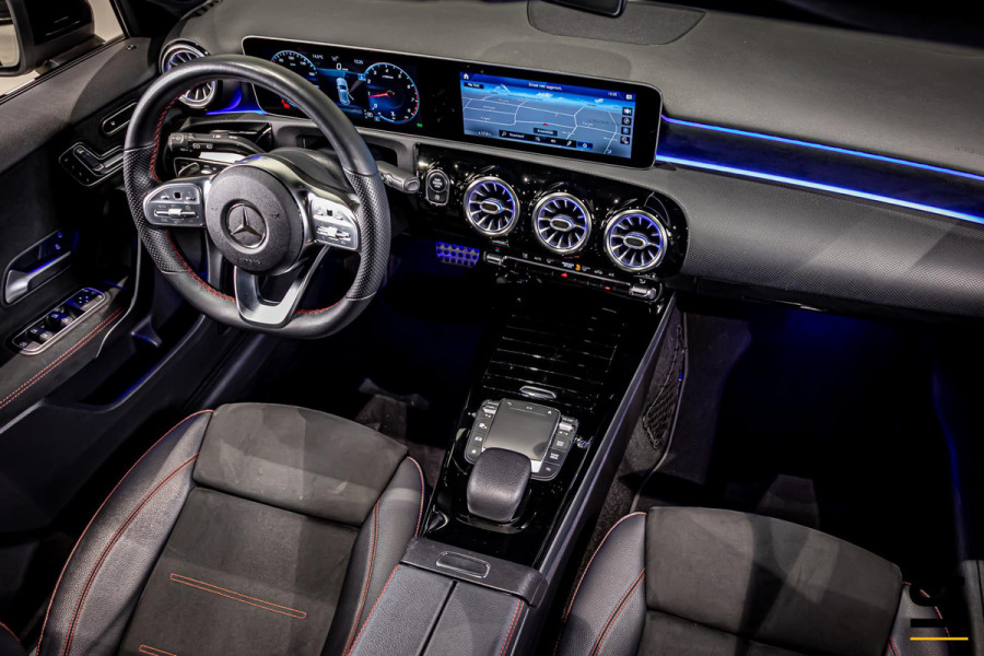 Mercedes-Benz A-Klasse 180 Premium Plus|Pano|AMGline|Cam|1eig