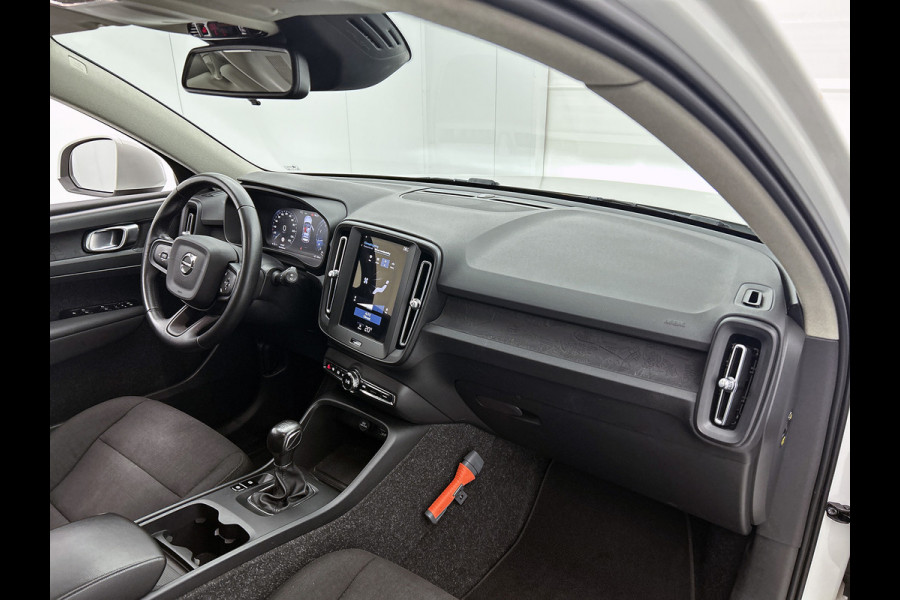Volvo XC40 1.5 T2 130PK Momentum Core / Airco-ecc./ Xenon / Navigatie / Lmv./ Pdc.A / Radio multimedia / Apk 03-2027
