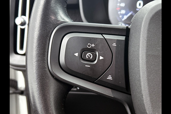 Volvo XC40 1.5 T2 130PK Momentum Core / Airco-ecc./ Xenon / Navigatie / Lmv./ Pdc.A / Radio multimedia / Apk 03-2027