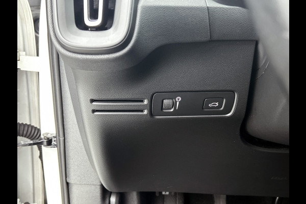 Volvo XC40 1.5 T2 130PK Momentum Core / Airco-ecc./ Xenon / Navigatie / Lmv./ Pdc.A / Radio multimedia / Apk 03-2027