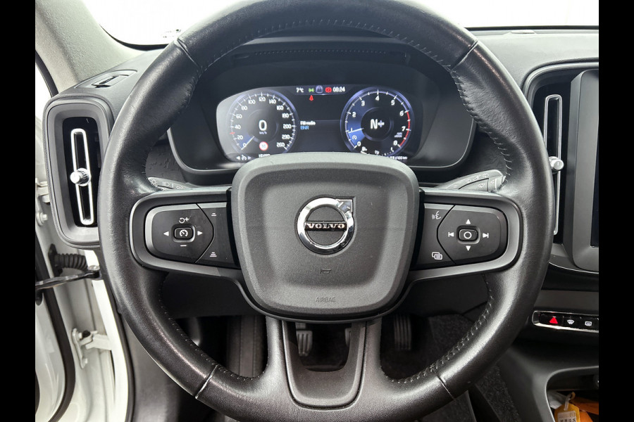 Volvo XC40 1.5 T2 130PK Momentum Core / Airco-ecc./ Xenon / Navigatie / Lmv./ Pdc.A / Radio multimedia / Apk 03-2027
