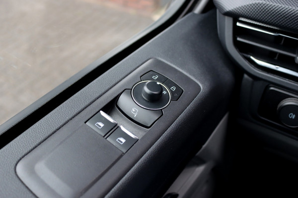 Ford Transit Custom 300 2.0 TDCI L2H1 Limited DC | Adaptieve Cruise Control | Elek. Trekhaak | Stoelverwarming | Camera | Apple Carplay/Android Auto | Navigatie | LED |