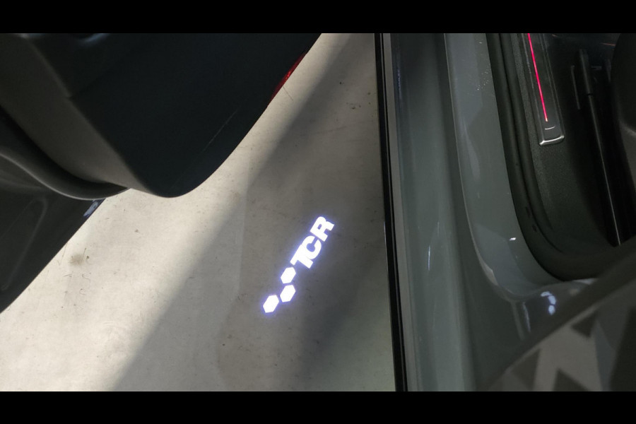 Volkswagen Golf 2.0 TSI GTI TCR | Pano | Carplay | Led | Navi