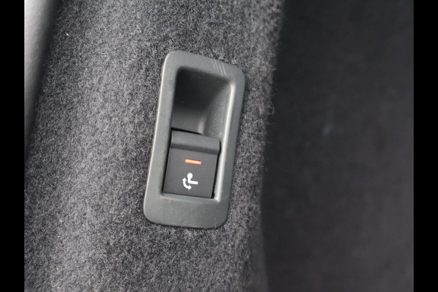 Audi Q4 e-tron 40 LAUNCH EDITION ADVANCED 77KWH + WEGKL. TREKHAAK | SPORTSTOELEN | ADAPTIVE CRUISE | CARPLAY | STOELVERW.