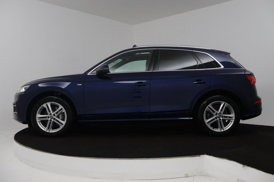 Audi Q5 55 TFSI e quattro Competition (PANORAMADAK, TREKHAAK, STOELVERWARMING, ACHTERUITRIJCAMERA, SFEERVERLICHTING, DIGI COCKPIT)