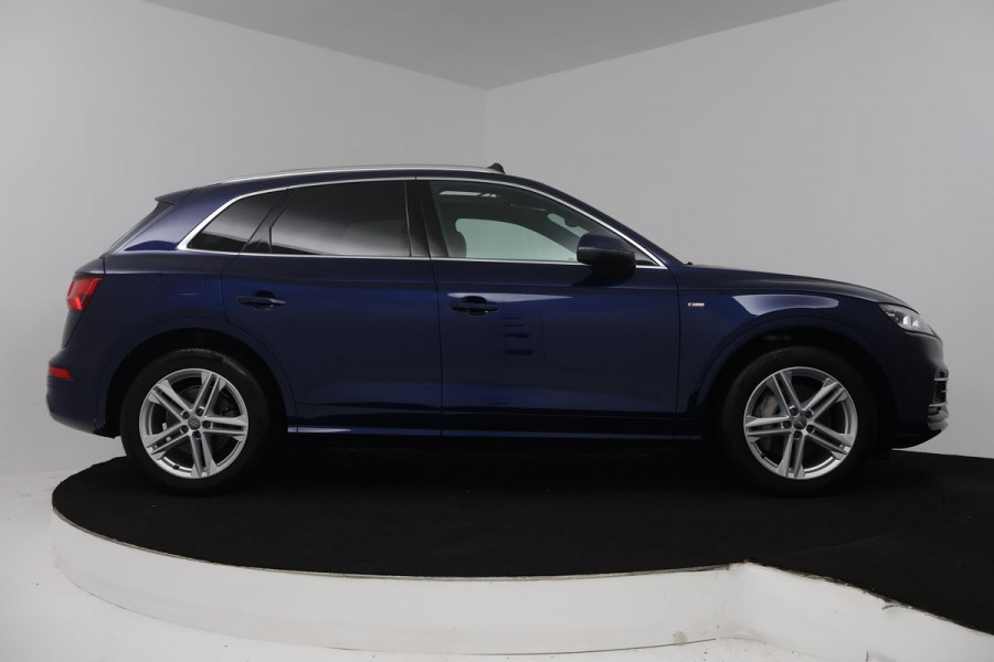 Audi Q5 55 TFSI e quattro Competition (PANORAMADAK, TREKHAAK, STOELVERWARMING, ACHTERUITRIJCAMERA, SFEERVERLICHTING, DIGI COCKPIT)