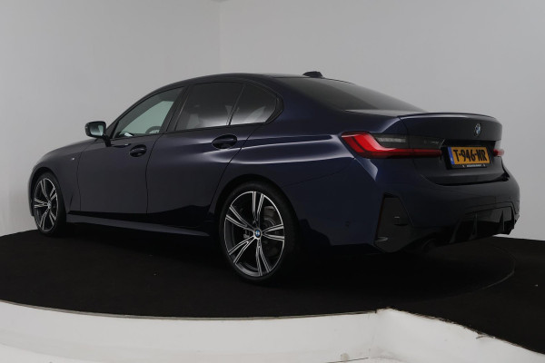 BMW 3 Serie 318i (STOELVERWARMING, STUURVERWARMING, ACHTERUITRIJCAMERA, PARKEERSENSOREN, NAVIGATIE)