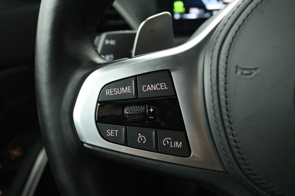 BMW 3 Serie 318i (STOELVERWARMING, STUURVERWARMING, ACHTERUITRIJCAMERA, PARKEERSENSOREN, NAVIGATIE)