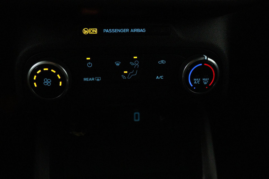 Ford Focus 1.0 EcoBoost Titanium Business (NAVIGATIE, CARPLAY, PARKEERSENSOREN, ACHTERUITRIJCAMERA, NL-AUTO)