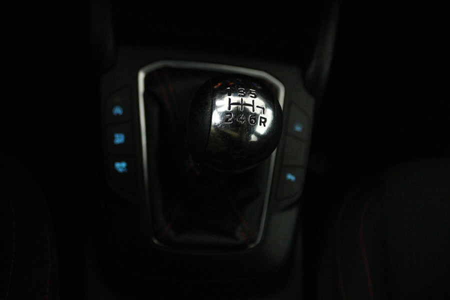 Ford Focus 1.0 EcoBoost Titanium Business (NAVIGATIE, CARPLAY, PARKEERSENSOREN, ACHTERUITRIJCAMERA, NL-AUTO)