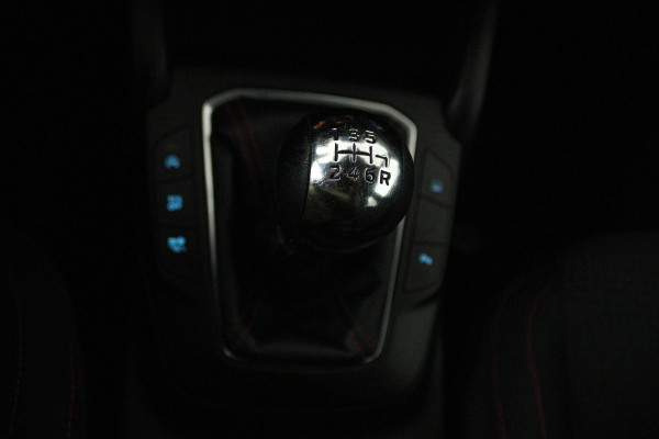 Ford Focus 1.0 EcoBoost Titanium Business (NAVIGATIE, CARPLAY, PARKEERSENSOREN, ACHTERUITRIJCAMERA, NL-AUTO)