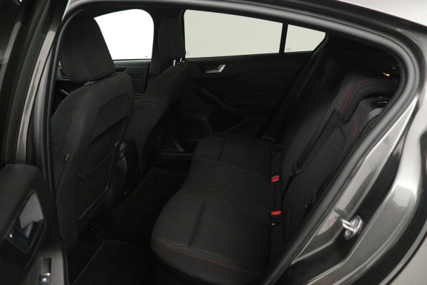 Ford Focus 1.0 EcoBoost Titanium Business (NAVIGATIE, CARPLAY, PARKEERSENSOREN, ACHTERUITRIJCAMERA, NL-AUTO)