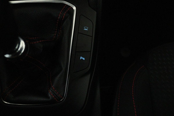 Ford Focus 1.0 EcoBoost Titanium Business (NAVIGATIE, CARPLAY, PARKEERSENSOREN, ACHTERUITRIJCAMERA, NL-AUTO)