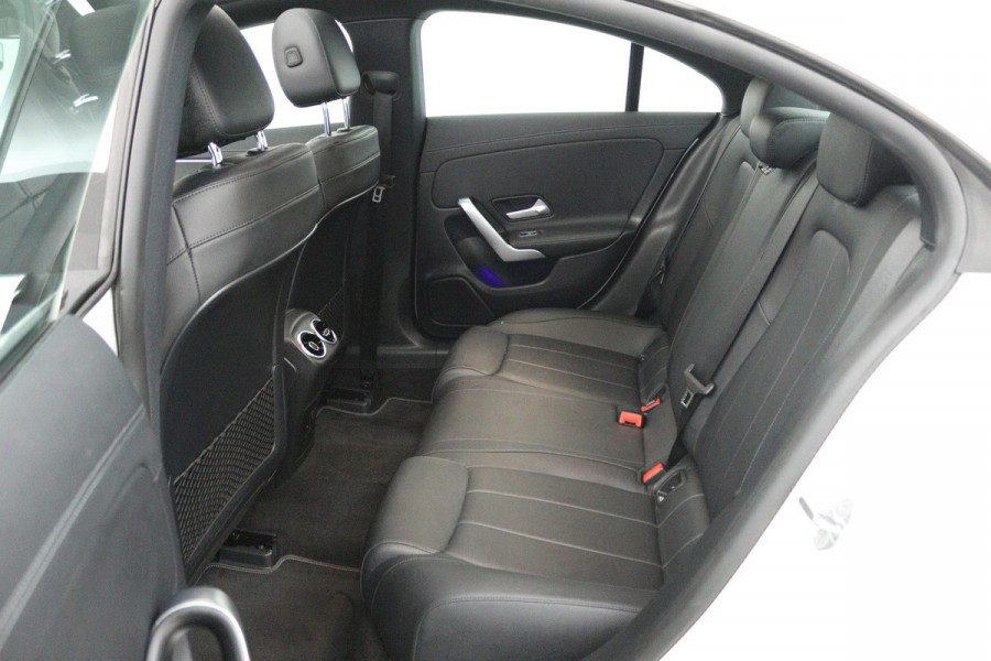 Mercedes-Benz CLA-Klasse 200 Business Solution Luxury (PANORAMADAK, TREKHAAK, SFEERVERLICHTING, STOELVERARMING, CAMERA)