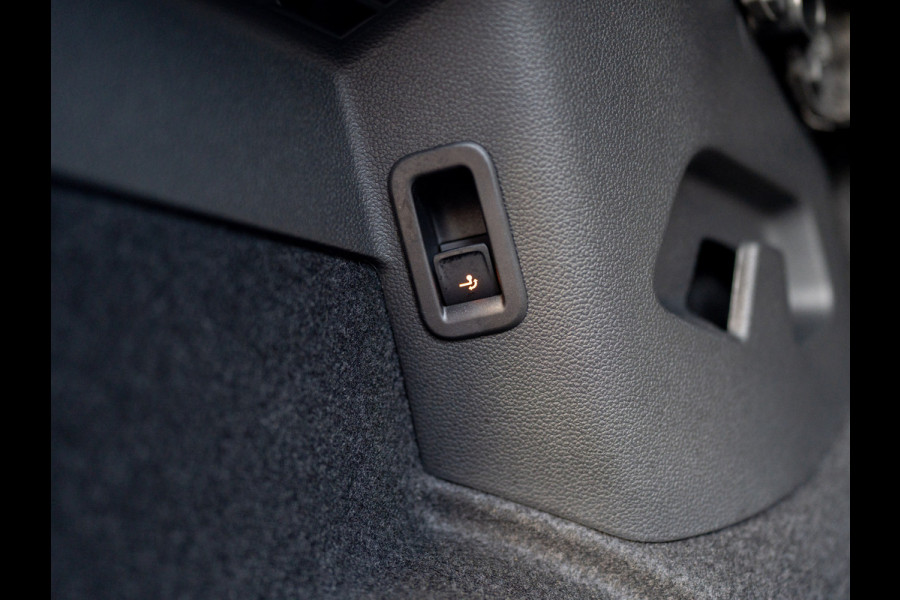 Volkswagen Golf 1.5 eTSI R-Line Edition | Trekhaak wegkl. | Head Up | Camera | Prijs Rijklaar!!