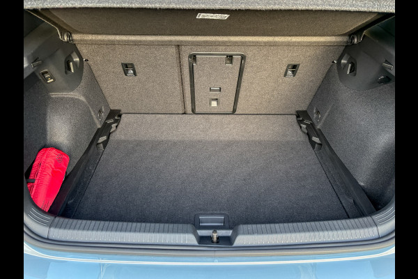 Volkswagen Golf 1.5 eTSI R-Line Edition | Trekhaak wegkl. | Head Up | Camera | Prijs Rijklaar!!