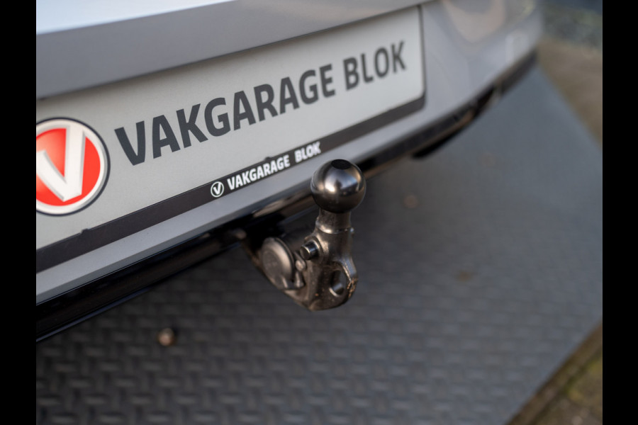 Volkswagen Golf 1.5 eTSI R-Line Edition | Trekhaak wegkl. | Head Up | Camera | Prijs Rijklaar!!