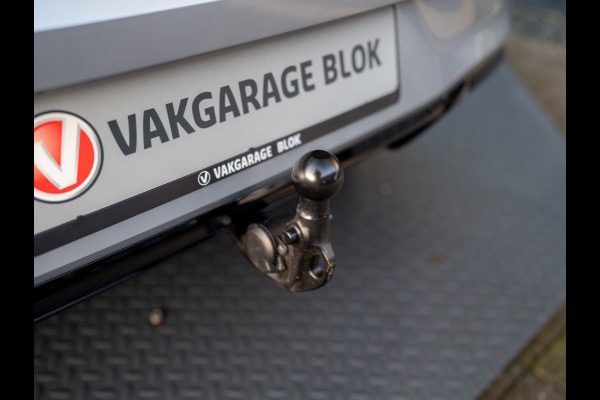 Volkswagen Golf 1.5 eTSI R-Line Edition | Trekhaak wegkl. | Head Up | Camera | Prijs Rijklaar!!