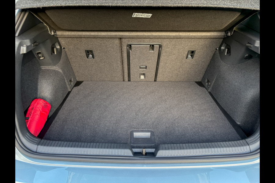 Volkswagen Golf 1.5 eTSI R-Line Edition | Trekhaak wegkl. | Head Up | Camera | Prijs Rijklaar!!