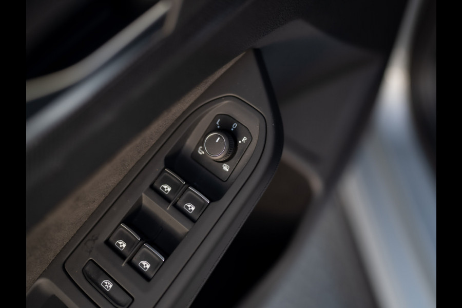 Volkswagen Golf 1.5 eTSI R-Line Edition | Trekhaak wegkl. | Head Up | Camera | Prijs Rijklaar!!