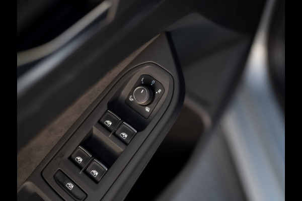 Volkswagen Golf 1.5 eTSI R-Line Edition | Trekhaak wegkl. | Head Up | Camera | Prijs Rijklaar!!