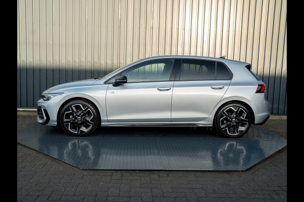 Volkswagen Golf 1.5 eTSI R-Line Edition | Trekhaak wegkl. | Head Up | Camera | Prijs Rijklaar!!