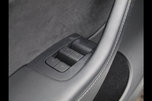 Tesla Model Y Long Range AWD 75 kWh | Panoramadak | Trekhaak | Camera | Apple Carplay | Cruise Control |