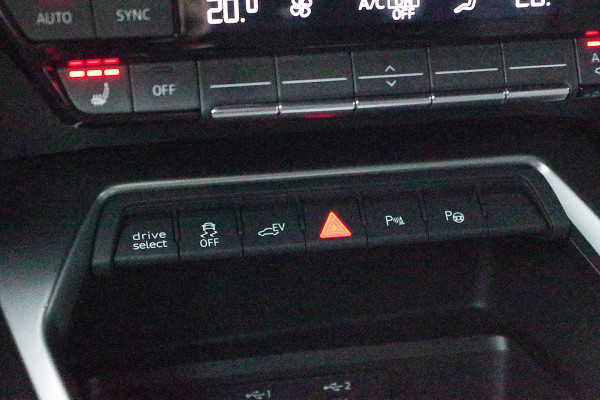 Audi A3 Sportback 45 TFSI e 245 PK S-Line Edition Competition PHEV, Head-Up, Camera, Winterpakket