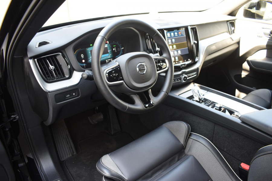 Volvo XC60 T6 350PK Automaat Plug-in Hybrid AWD Plus Black Edition/ Bowers & Wilkins / Navigatie / 360 Camera / Head-up Display / Panoramadak /  Stoelverwarming v+a / Stuurverwarming / 21'' Velgen