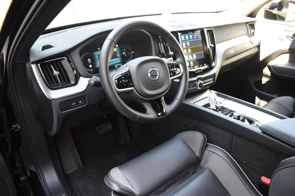 Volvo XC60 T6 350PK Automaat Plug-in Hybrid AWD Plus Black Edition/ Bowers & Wilkins / Navigatie / 360 Camera / Head-up Display / Panoramadak /  Stoelverwarming v+a / Stuurverwarming / 21'' Velgen