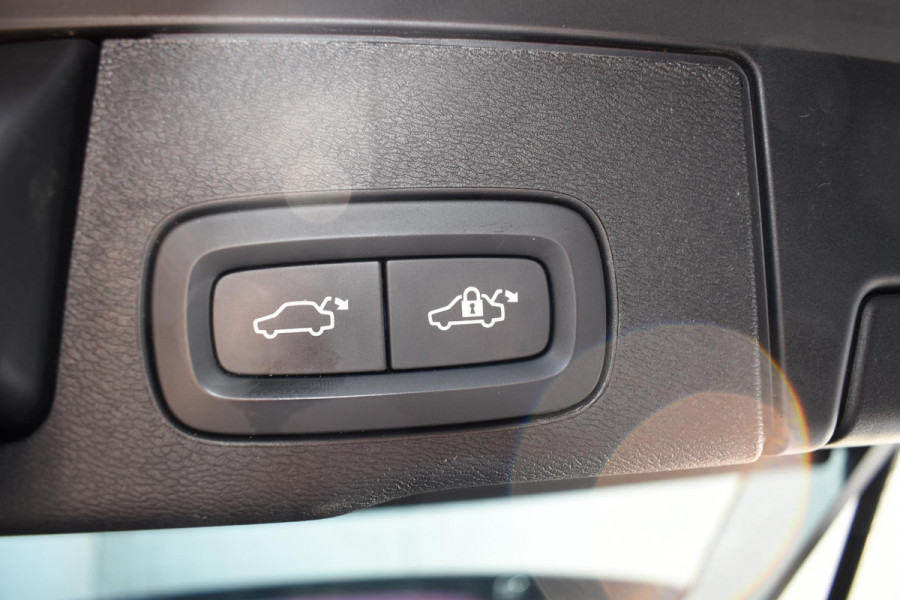 Volvo XC60 T6 350PK Automaat Plug-in Hybrid AWD Plus Black Edition/ Bowers & Wilkins / Navigatie / 360 Camera / Head-up Display / Panoramadak /  Stoelverwarming v+a / Stuurverwarming / 21'' Velgen