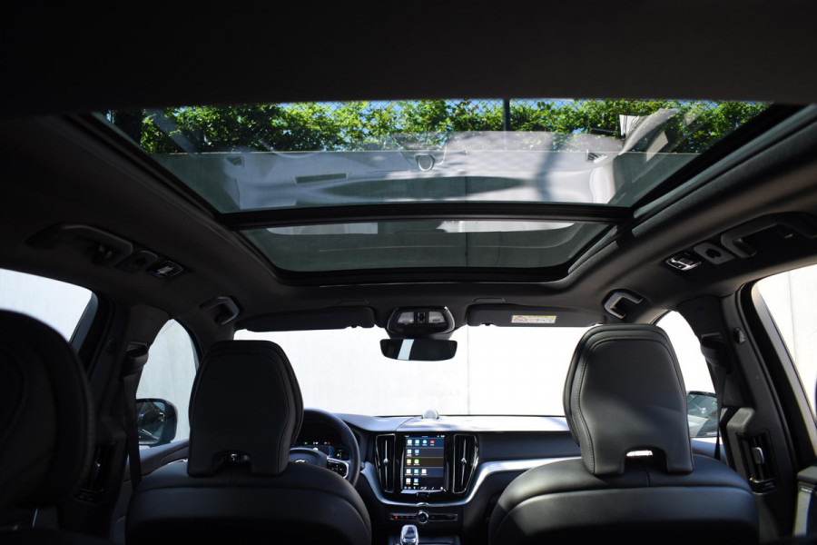 Volvo XC60 T6 350PK Automaat Plug-in Hybrid AWD Plus Black Edition/ Bowers & Wilkins / Navigatie / 360 Camera / Head-up Display / Panoramadak /  Stoelverwarming v+a / Stuurverwarming / 21'' Velgen