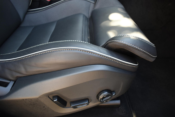 Volvo XC60 T6 350PK Automaat Plug-in Hybrid AWD Plus Black Edition/ Bowers & Wilkins / Navigatie / 360 Camera / Head-up Display / Panoramadak /  Stoelverwarming v+a / Stuurverwarming / 21'' Velgen