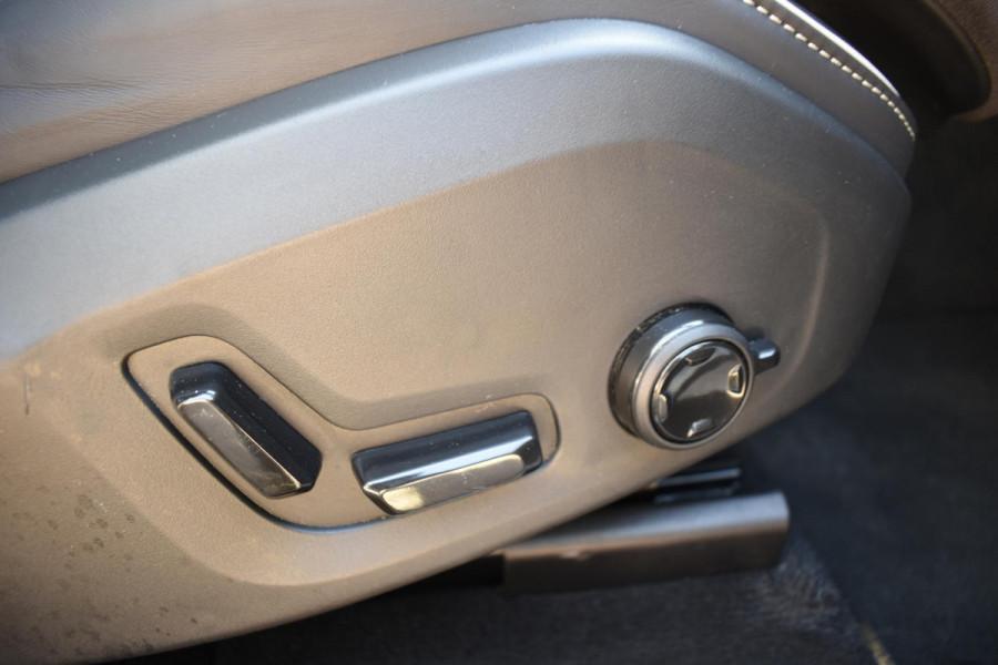 Volvo XC60 T6 350PK Automaat Plug-in Hybrid AWD Plus Black Edition/ Bowers & Wilkins / Navigatie / 360 Camera / Head-up Display / Panoramadak /  Stoelverwarming v+a / Stuurverwarming / 21'' Velgen