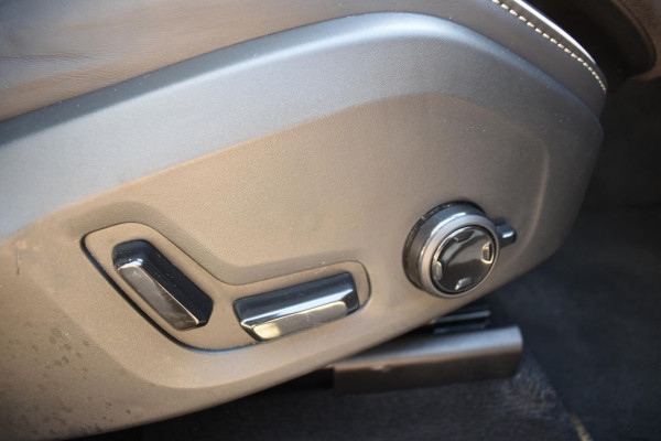 Volvo XC60 T6 350PK Automaat Plug-in Hybrid AWD Plus Black Edition/ Bowers & Wilkins / Navigatie / 360 Camera / Head-up Display / Panoramadak /  Stoelverwarming v+a / Stuurverwarming / 21'' Velgen