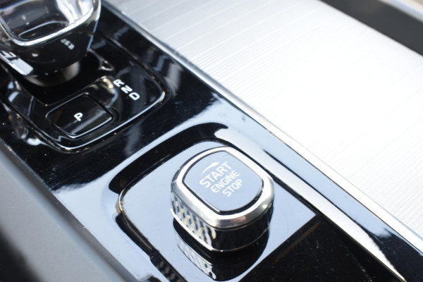 Volvo XC60 T6 350PK Automaat Plug-in Hybrid AWD Plus Black Edition/ Bowers & Wilkins / Navigatie / 360 Camera / Head-up Display / Panoramadak /  Stoelverwarming v+a / Stuurverwarming / 21'' Velgen