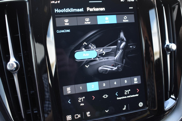 Volvo XC60 T6 350PK Automaat Plug-in Hybrid AWD Plus Black Edition/ Bowers & Wilkins / Navigatie / 360 Camera / Head-up Display / Panoramadak /  Stoelverwarming v+a / Stuurverwarming / 21'' Velgen