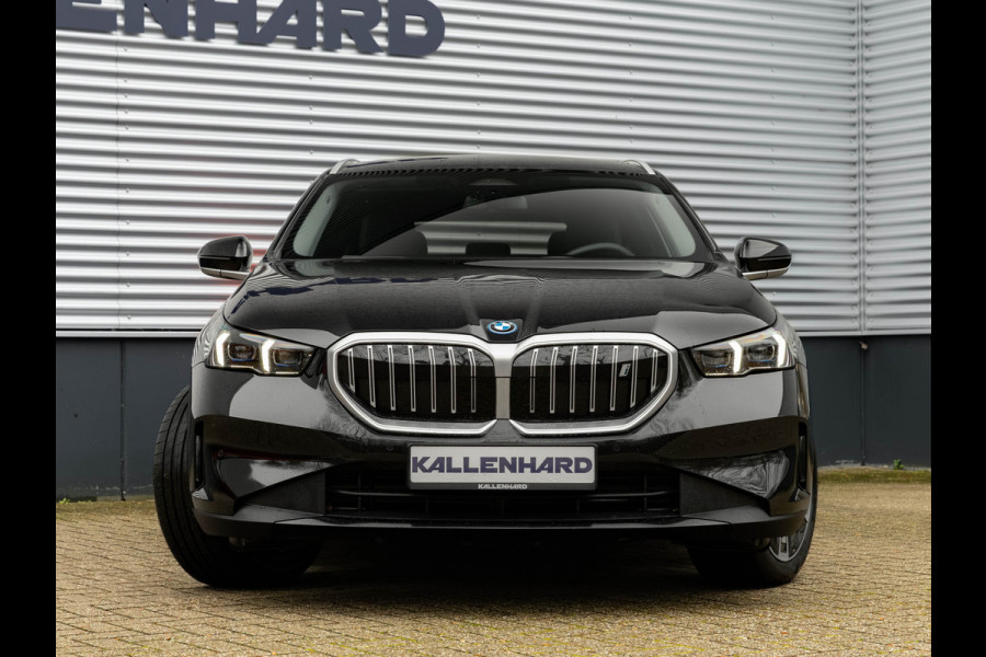 BMW i5 Touring eDrive40 - Sportstoelen - Getint Glas - Harman Kardon - Iconic Glow Exterieur