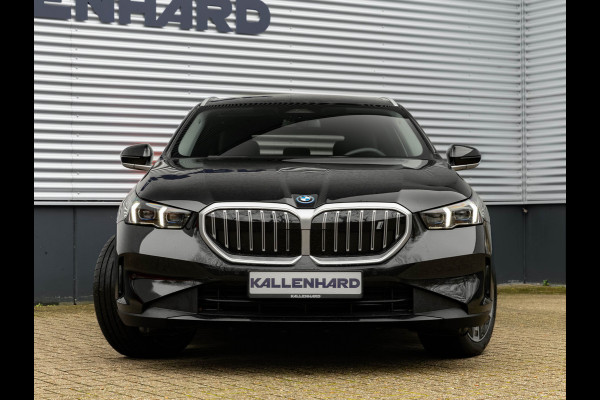 BMW i5 Touring eDrive40 - Sportstoelen - Getint Glas - Harman Kardon - Iconic Glow Exterieur