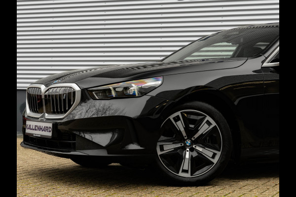 BMW i5 Touring eDrive40 - Sportstoelen - Getint Glas - Harman Kardon - Iconic Glow Exterieur
