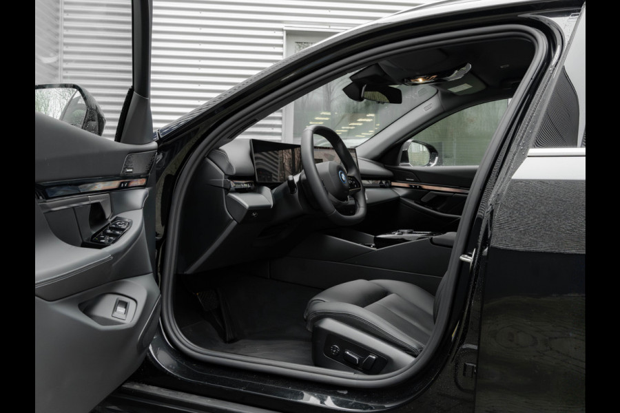 BMW i5 Touring eDrive40 - Sportstoelen - Getint Glas - Harman Kardon - Iconic Glow Exterieur