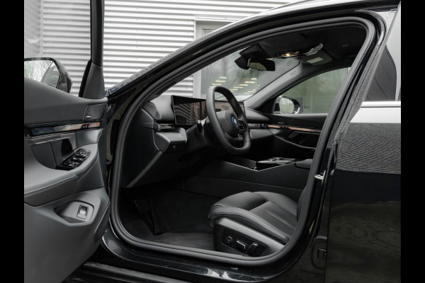 BMW i5 Touring eDrive40 - Sportstoelen - Getint Glas - Harman Kardon - Iconic Glow Exterieur