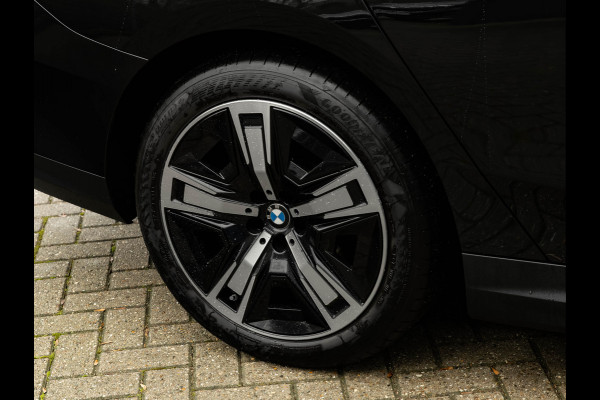 BMW i5 Touring eDrive40 - Sportstoelen - Getint Glas - Harman Kardon - Iconic Glow Exterieur